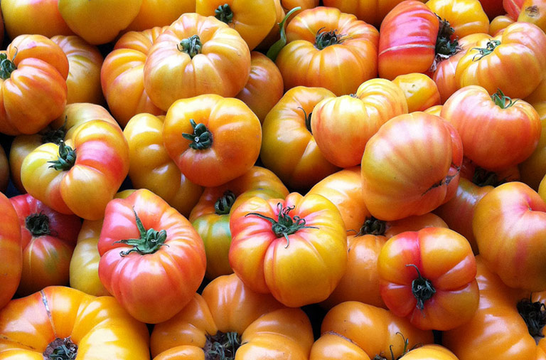 Color and Flavor - Heirloom Tomatoes Varieties