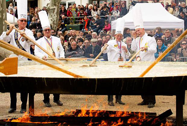 French Cook a Giant Omelette with 15 000 Eggs 