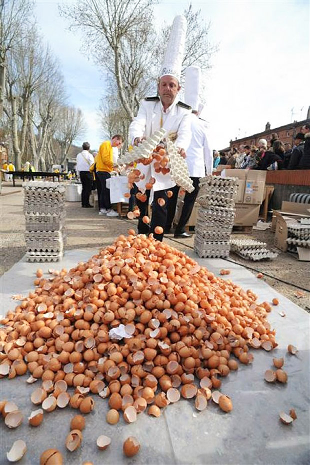 French Cook a Giant Omelette with 15 000 Eggs 