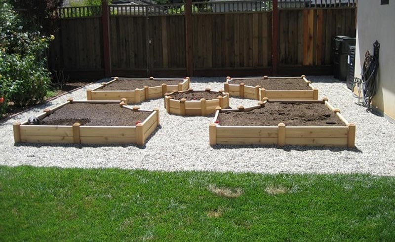 How to Build A U-Shaped Raised Garden Bed h (5)
