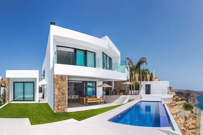 Contemporary Seafront Villa by IncommunStudio