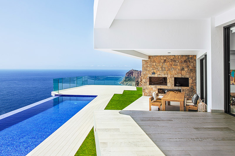 Contemporary Seafront Villa by IncommunStudio