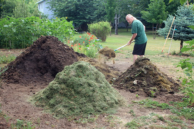 How to Make Compost With Grass Clippings