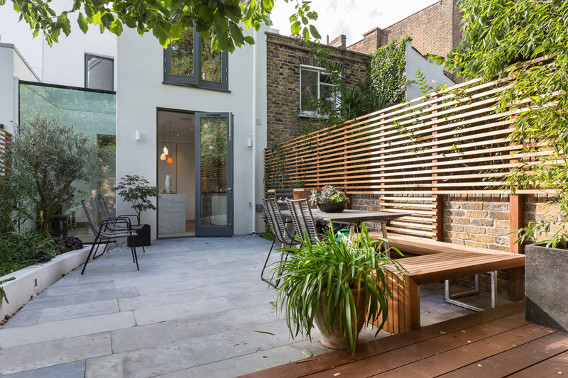 Horizontal Fence Panels: Modern Garden Design Ideas