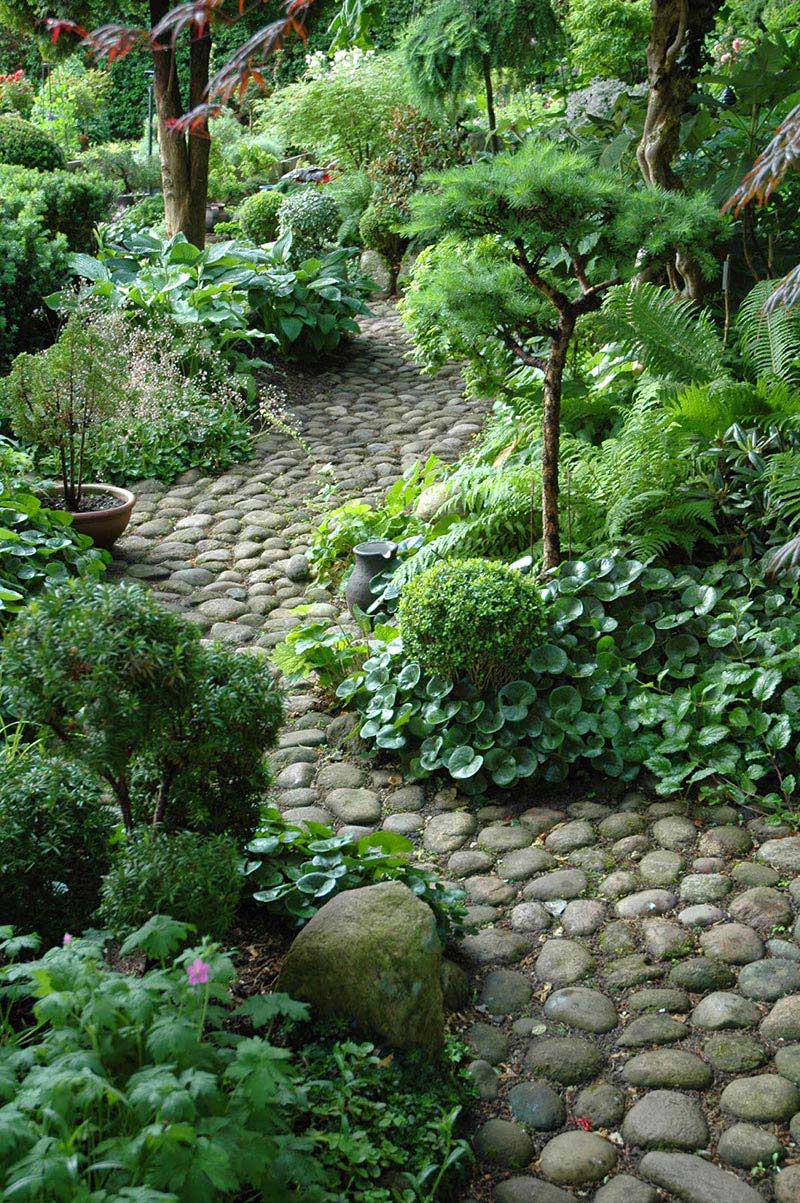 Beautiful Garden Paths Made of Natural Stone