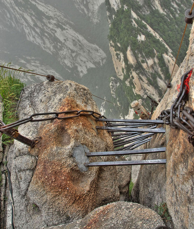 The World's Deadliest Hike - Mountain Huashan 