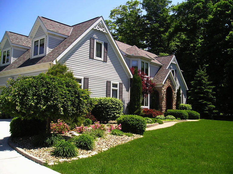 Front Yard Landscaping Ideas and Tips. A pleasant view from the street gives a sense of individual pride and accomplishment. And it adds greatly to your property's value by setting the yard apart and making it beautiful... #FrontYard #Landscaping