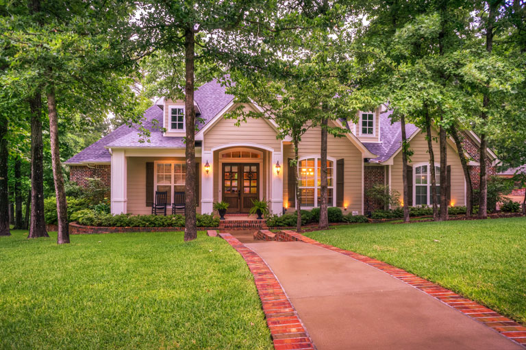 Front Yard Landscaping Ideas and Tips. A pleasant view from the street gives a sense of individual pride and accomplishment. And it adds greatly to your property's value by setting the yard apart and making it beautiful... #FrontYard #Landscaping