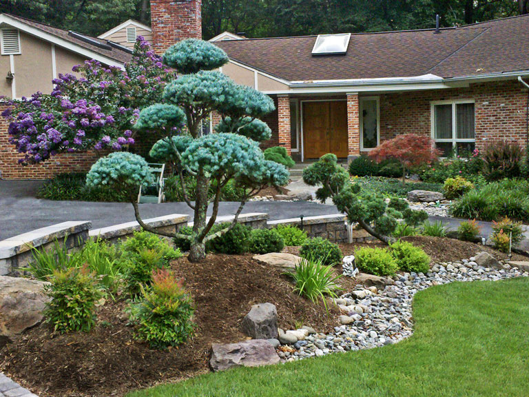 Front Yard Landscaping Ideas and Tips. A pleasant view from the street gives a sense of individual pride and accomplishment. And it adds greatly to your property's value by setting the yard apart and making it beautiful... #FrontYard #Landscaping