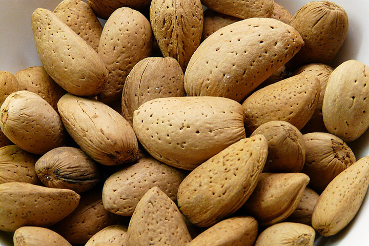 Almonds Nutrition Facts and Health Benefits