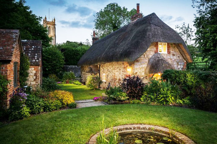 Faerie Door Luxury Cottage West Overton, Luxury cottage Overton