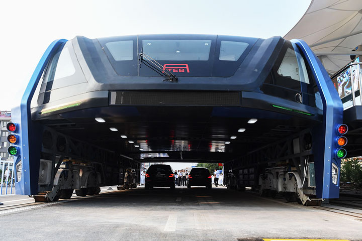 Remember China’s Elevated Bus That Drives Over Traffic? Well, They’ve Actually Built It