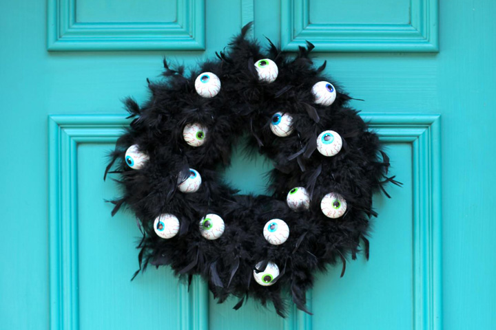 DIY Halloween Wreath With Scary Googly Eyes