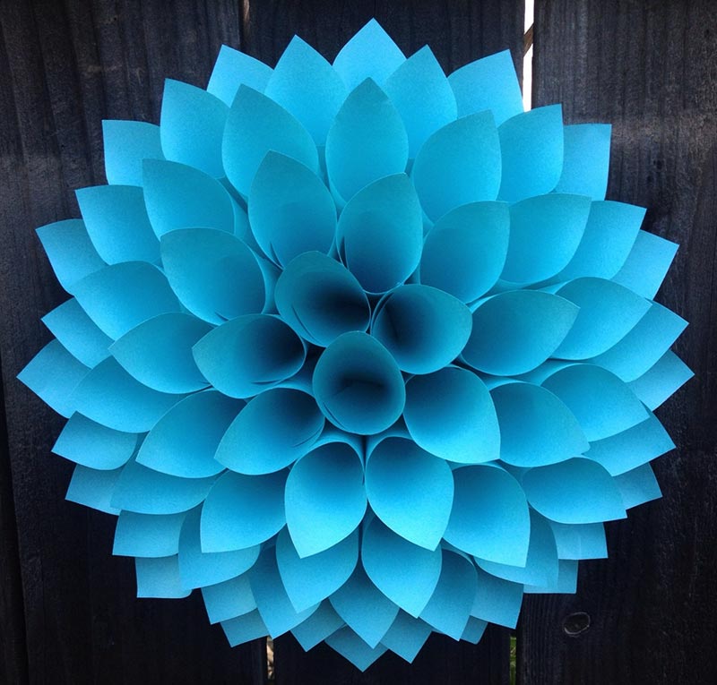 Pretty Paper Dahlia Wreath – DIY Wall Art