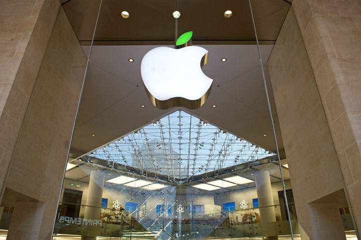 Angry Customer Smashes iPhones in France Apple Store