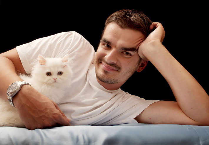 9 Signs Your Cat Actually Loves You